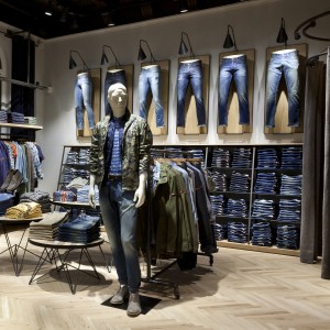 Tommy-Hilfiger-Berlin-Internal-Display-Denim